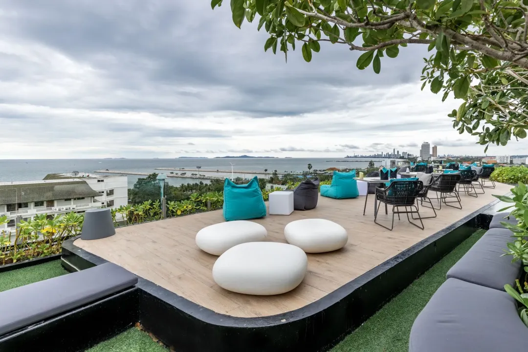 Cross Vibe Pattaya Seaphere - Roof Top Bar with View