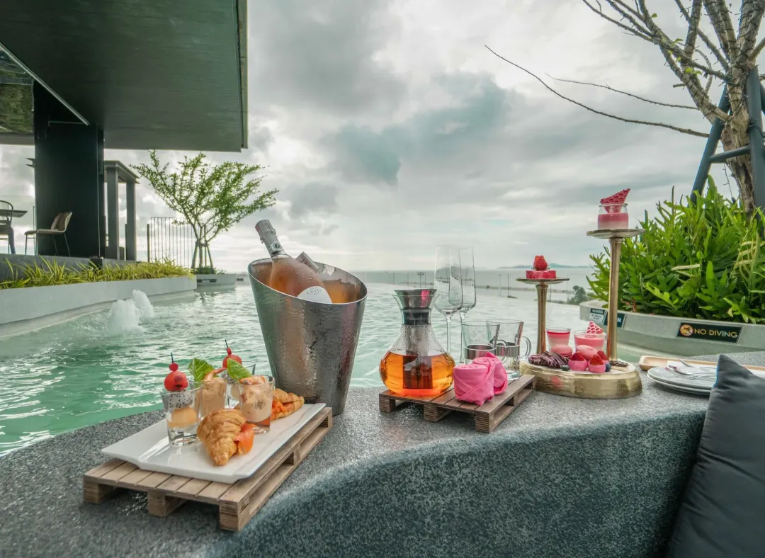 Cross Vibe Pattaya Seaphere - Pool with View