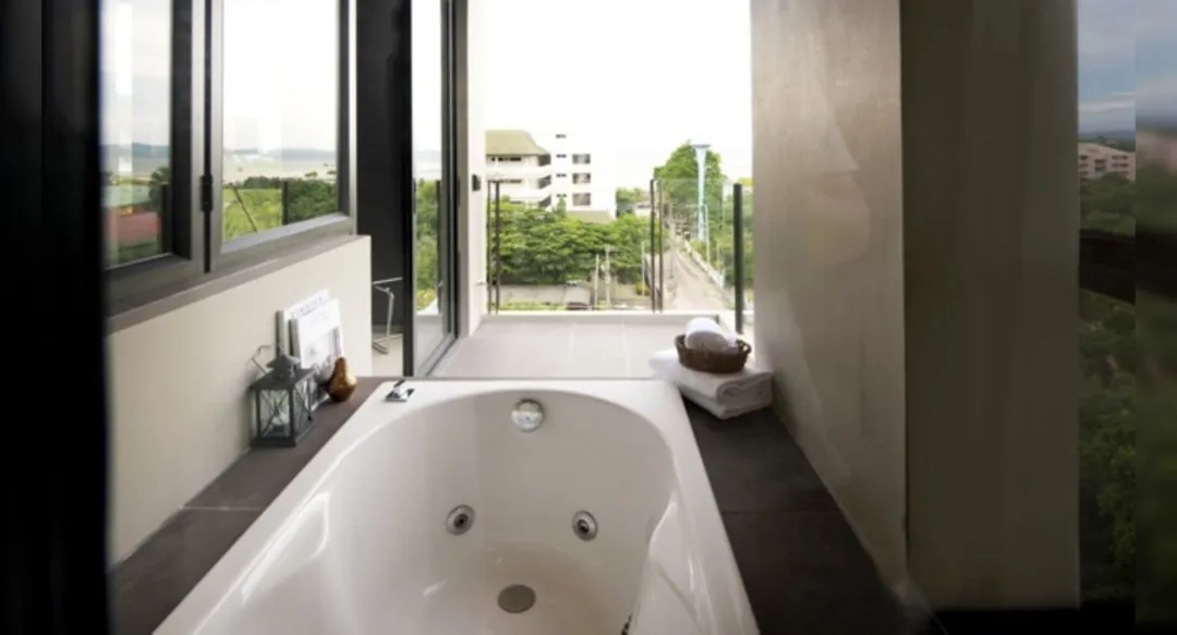 One Bedroom Corner Suite - Jacuzzi with View