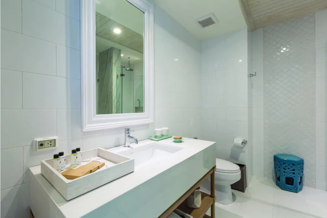 Deluxe - Bathroom