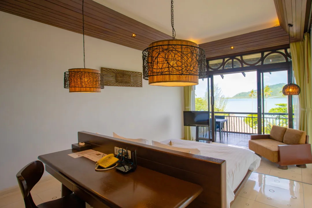 Louis Leonowens Pool Suite - Bedroom with Sea View