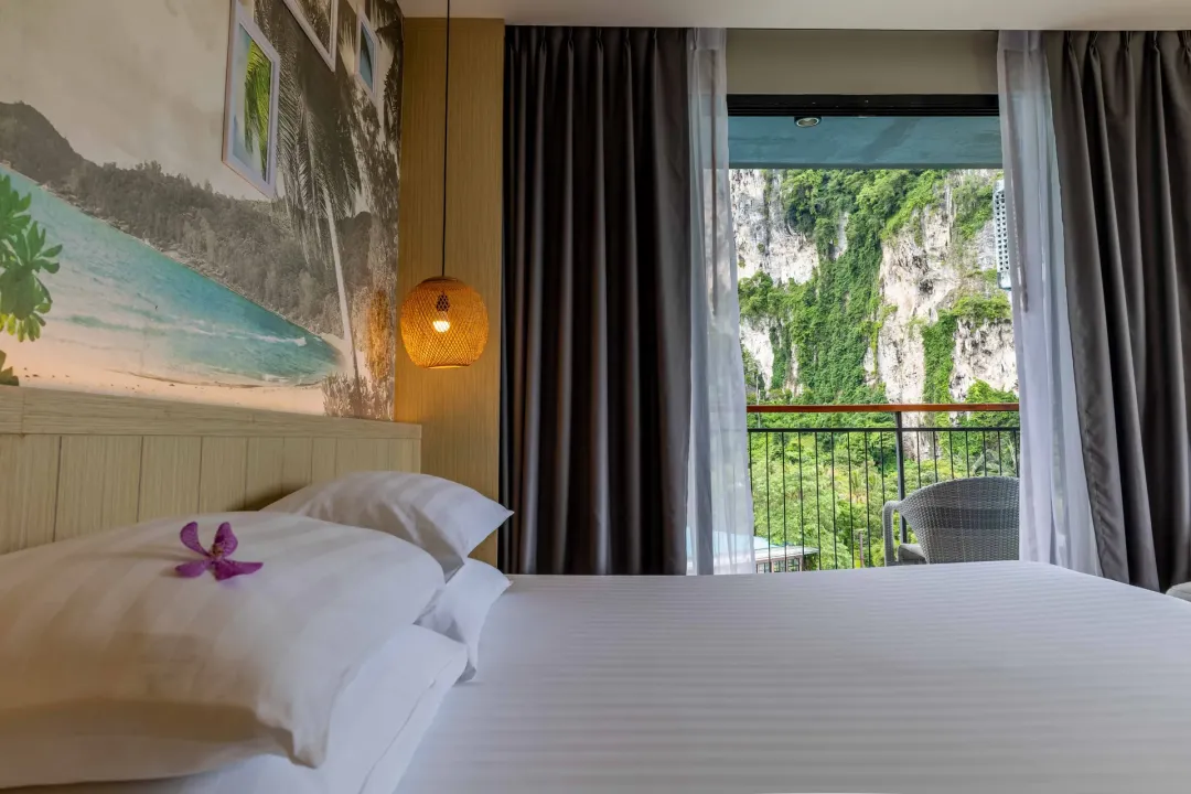 Deluxe Limestone Cliff View - King Bed