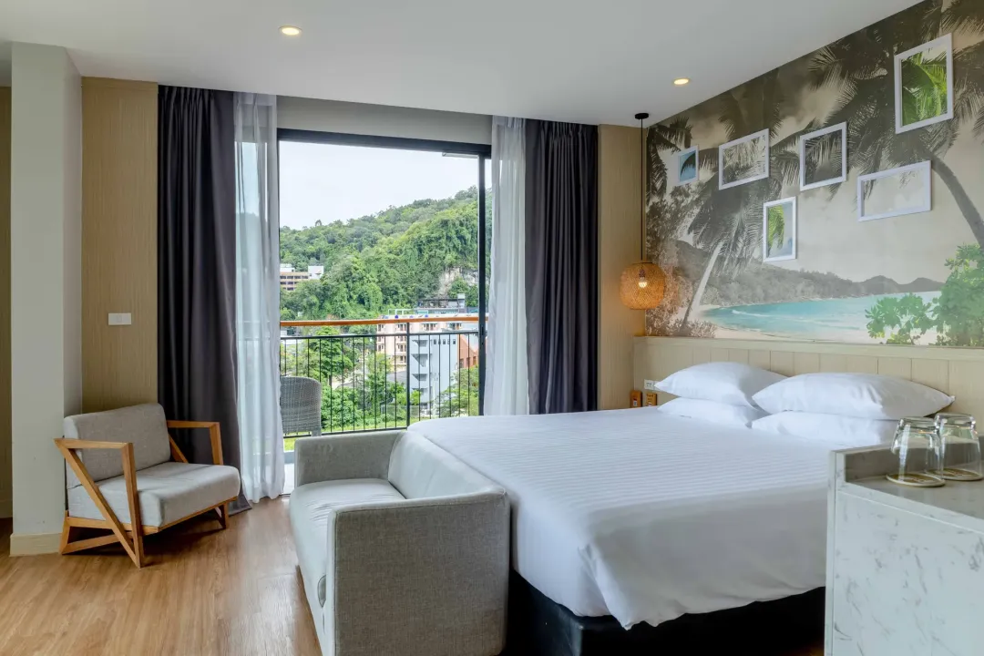 Deluxe Corner Sea View - Bedroom with Balcony View