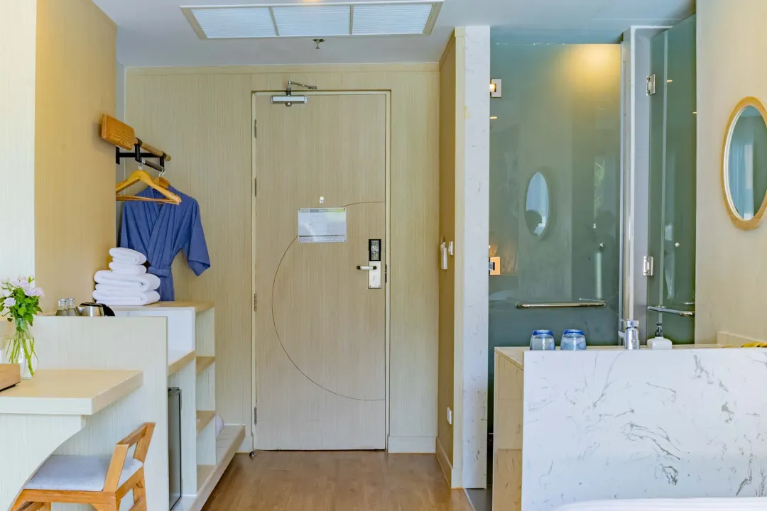 Deluxe Pool Access - Bathroom