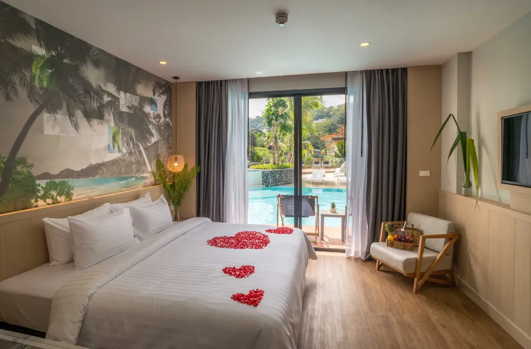 Deluxe Pool Access - Bedroom