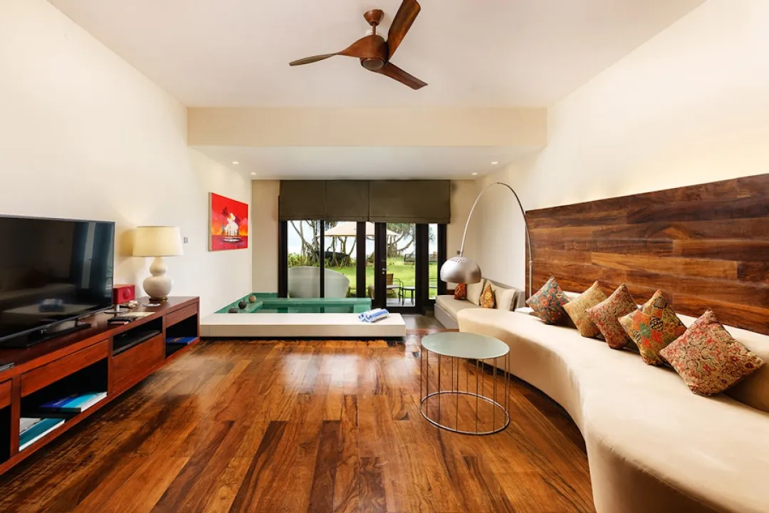 Ocean Loft Suite - Living room with Pool