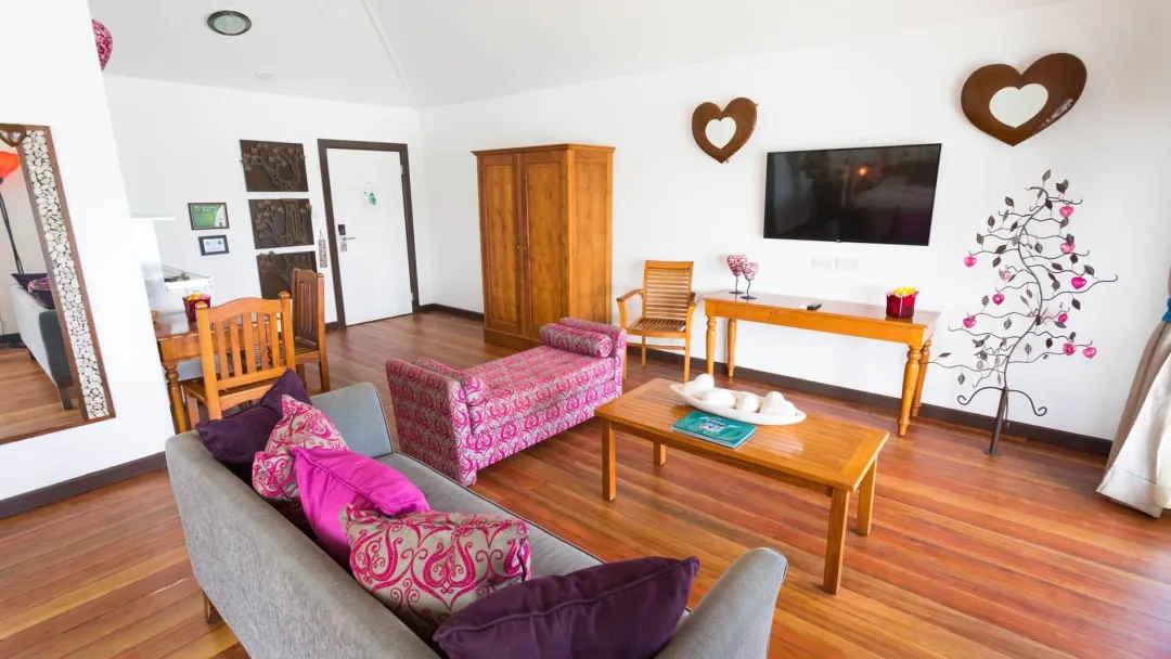 Honey Bee Suite - Seating Aeria