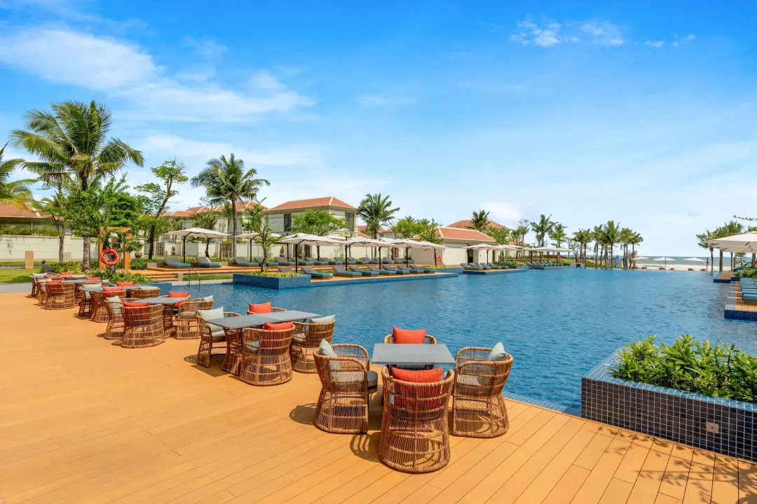 Fusion Resort & Villas Da Nang - Pool with Lounge