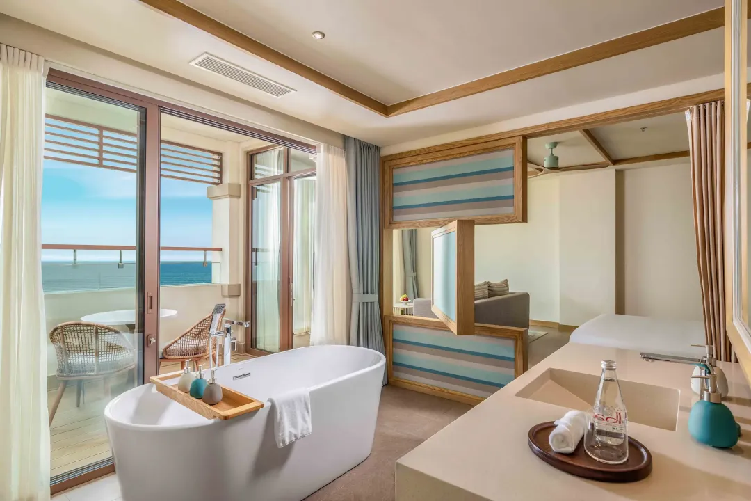 Ocean View Suite - Bathroom with View