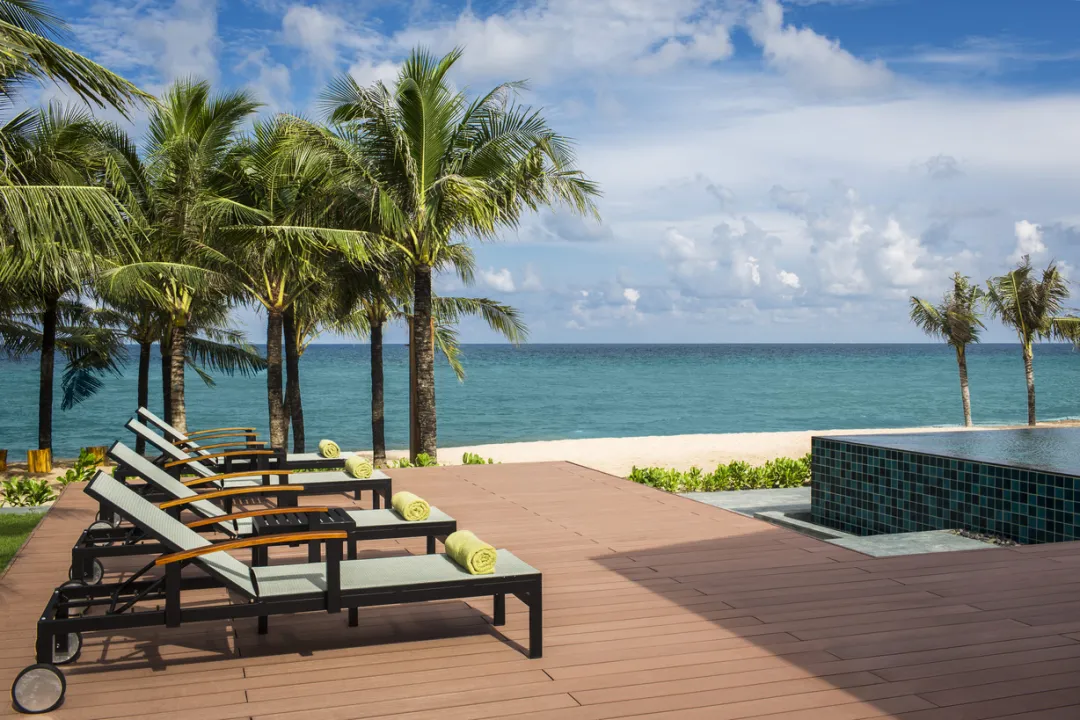 Dusit Princess Moonrise Beach Resort Phu Quoc - Pool Lounge with Sea View