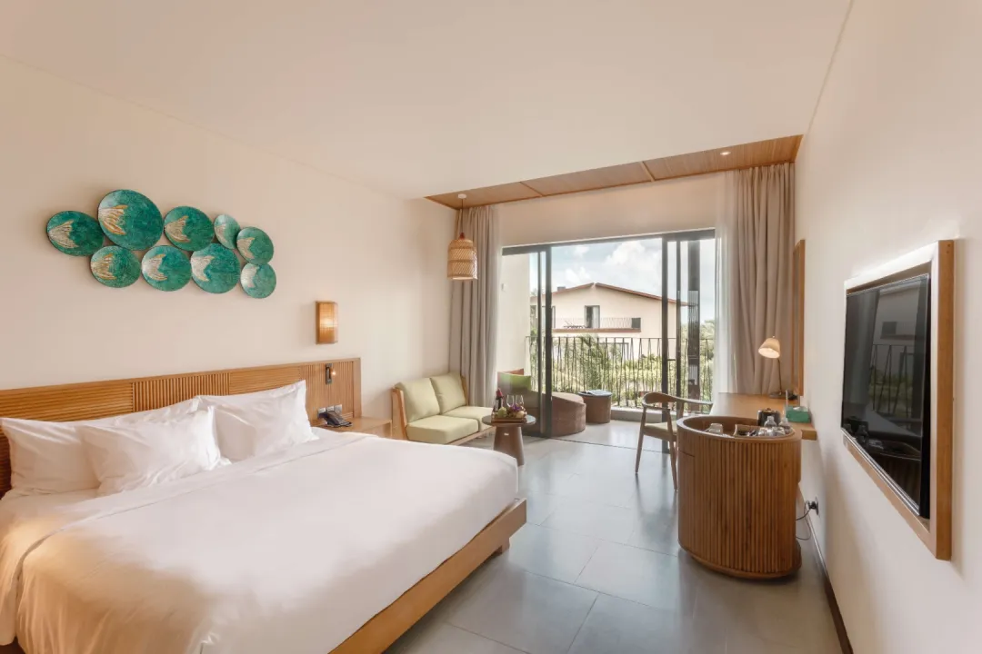 Deluxe Pool View - King Bed