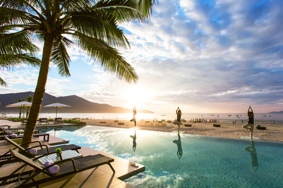 Fusion Suites Da Nang - Pool with Beach View