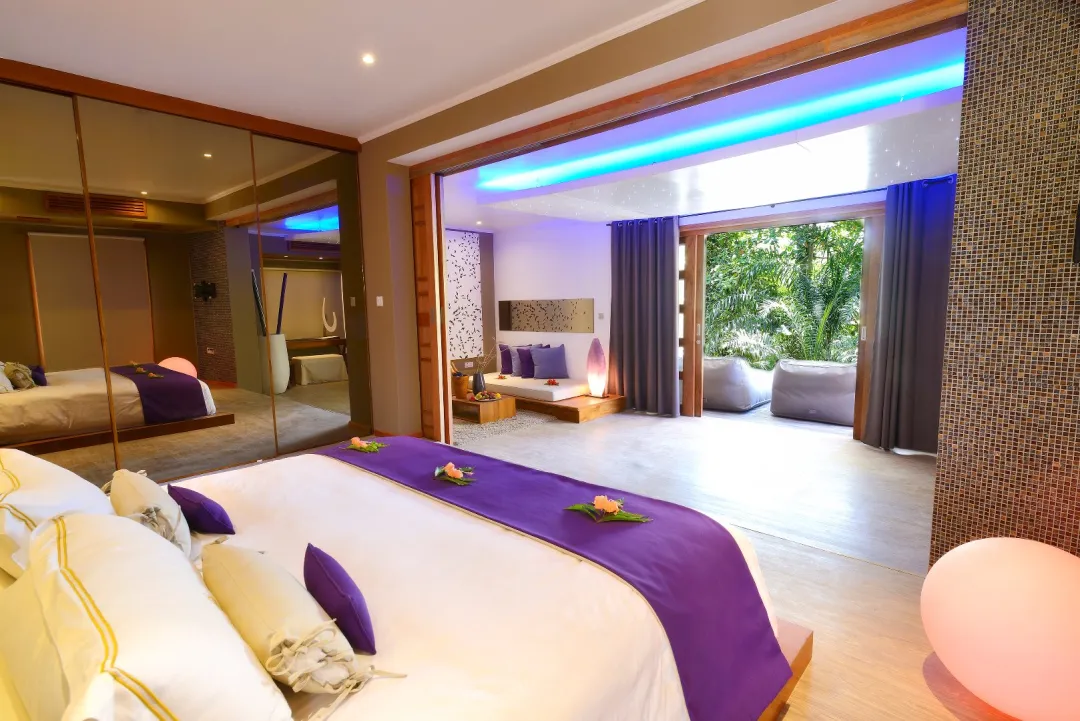 Garden Suite Residence - Bedroom with Garden View