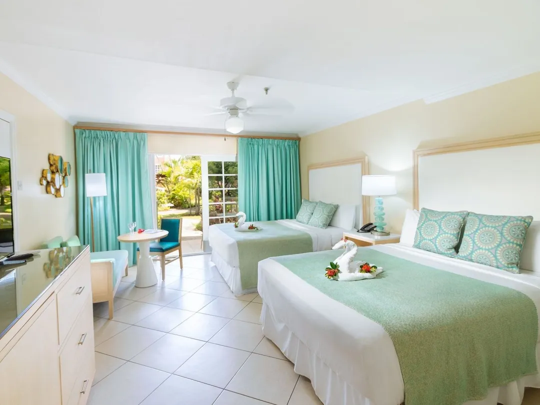 Deluxe Pool View -Twin Beds