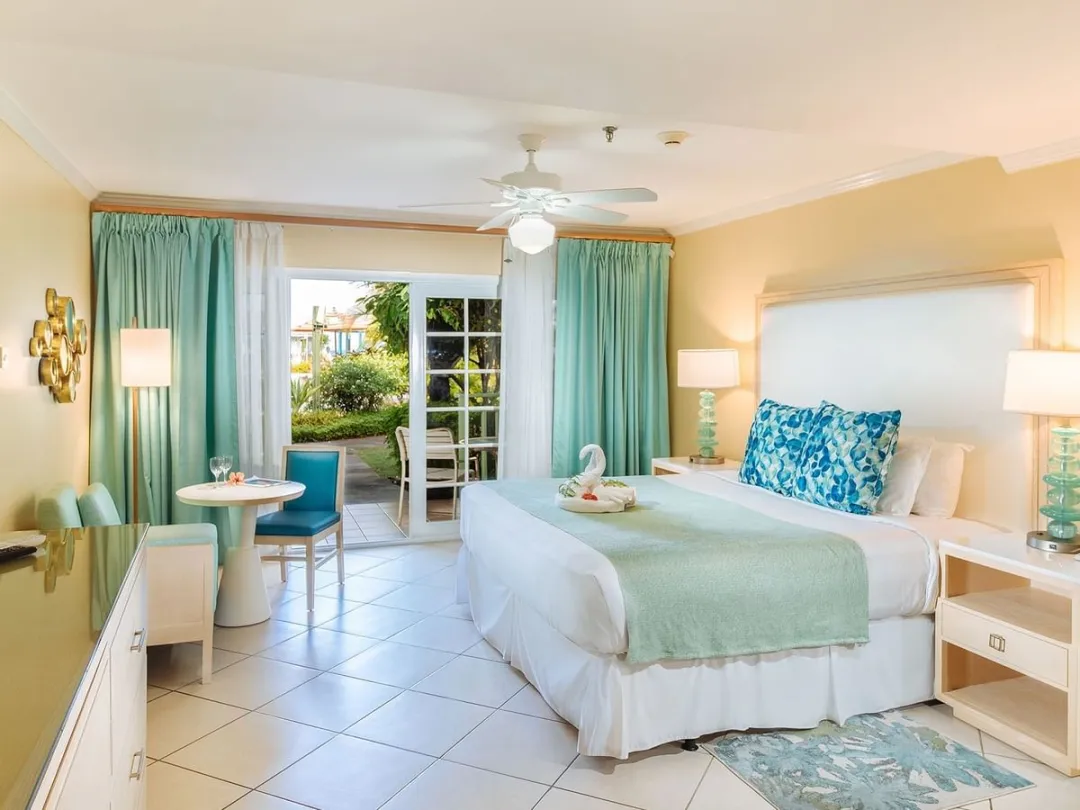 Deluxe Pool View - King Bed