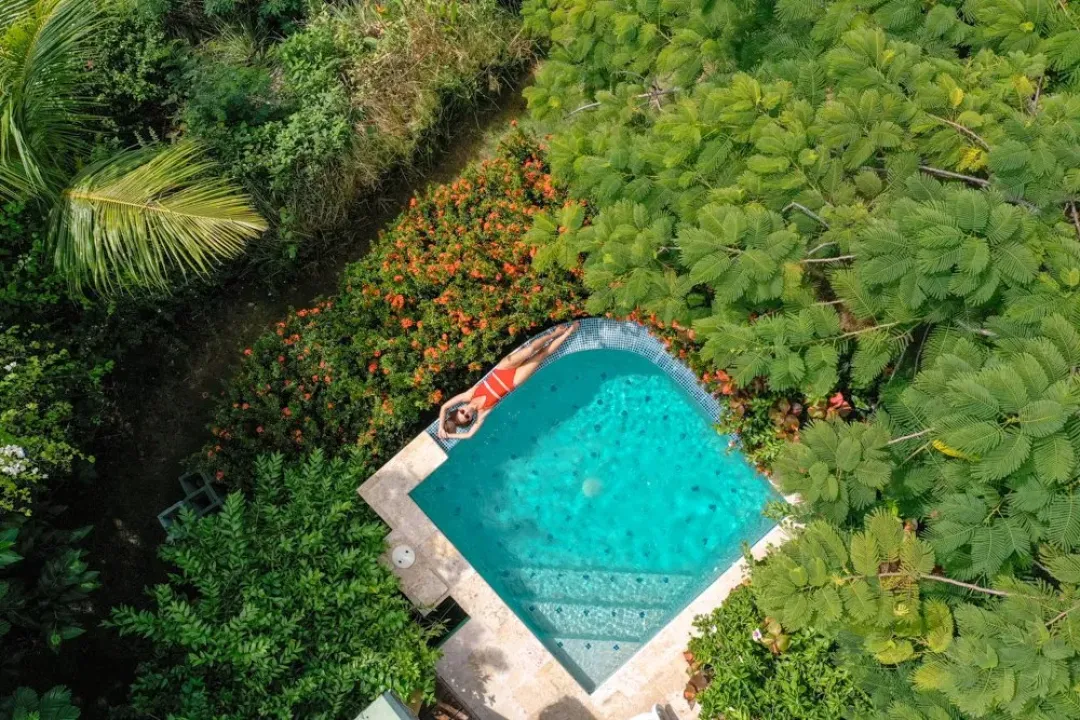 Waters Edge Cottage - Pool Over View