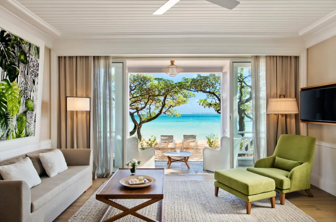 Deluxe Beachfront Suite - Living Room