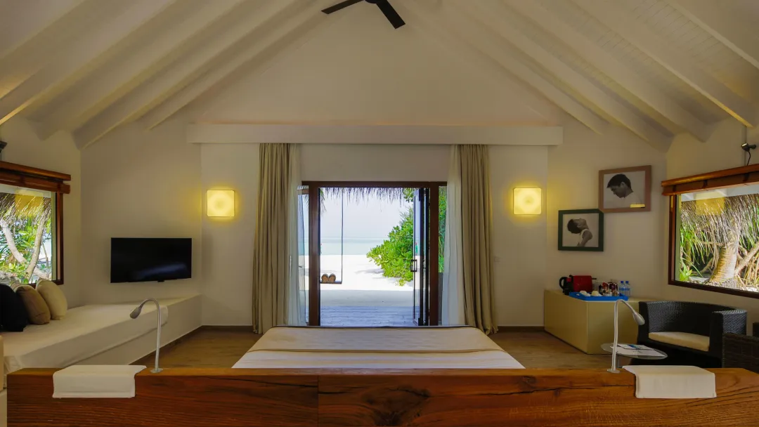 Beach Suite with Pool - Bedroom with Sea View