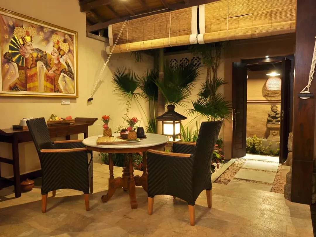 Jacuzzi Villa with Plunge Pool - Indoor Dining