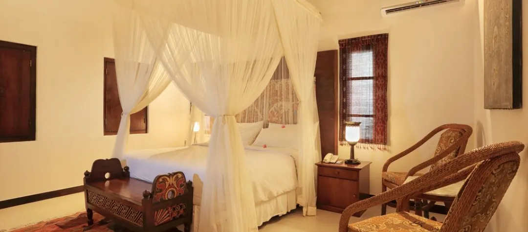 Classic Queen Room - Bedroom View