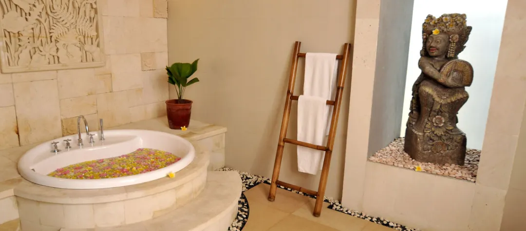 Romantic Villa with Private Pool - Bathtub