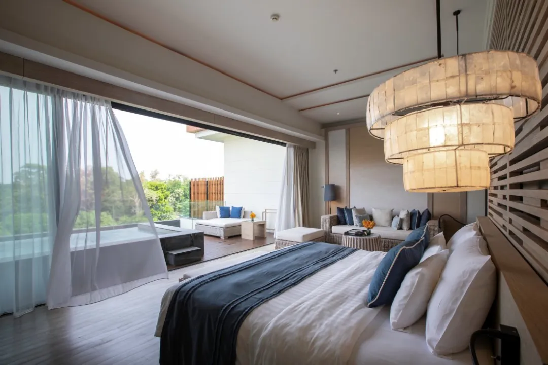 Sky Pool Suite - Bedroom with view