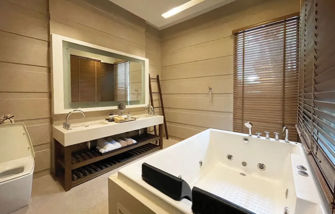 Family Pool Suite - Bathroom