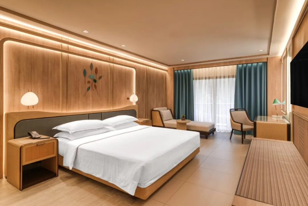 Club Deluxe Room - King Bedroom