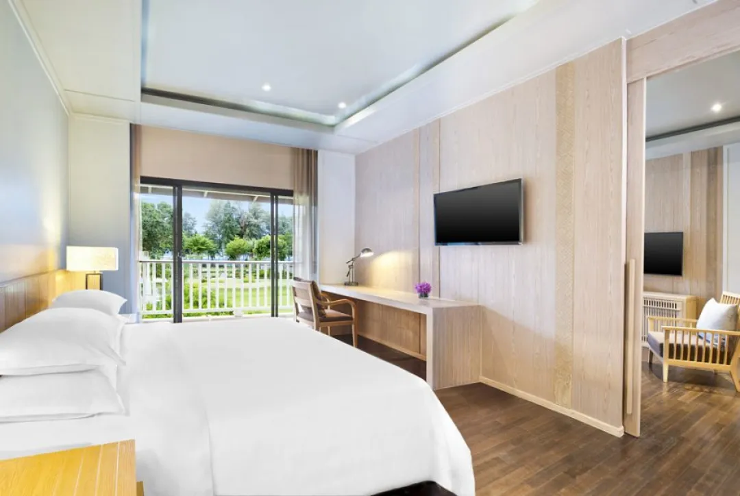 Club Sea Facing Suite - Bedroom