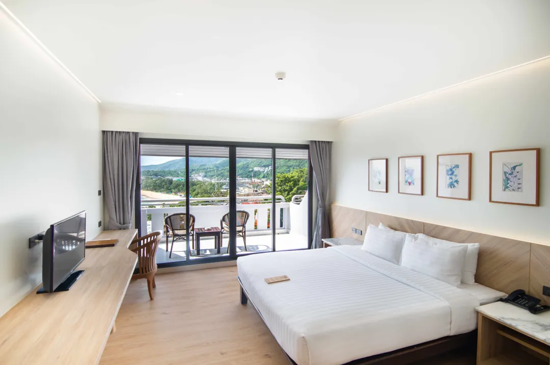 Deluxe Sea View Room - Bedroom with Balcony View