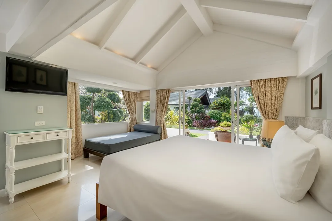 Tropical Garden View - Bedroom