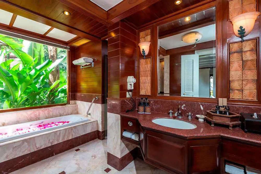 Lagoon Pool Access with Bathtub - Bathroom