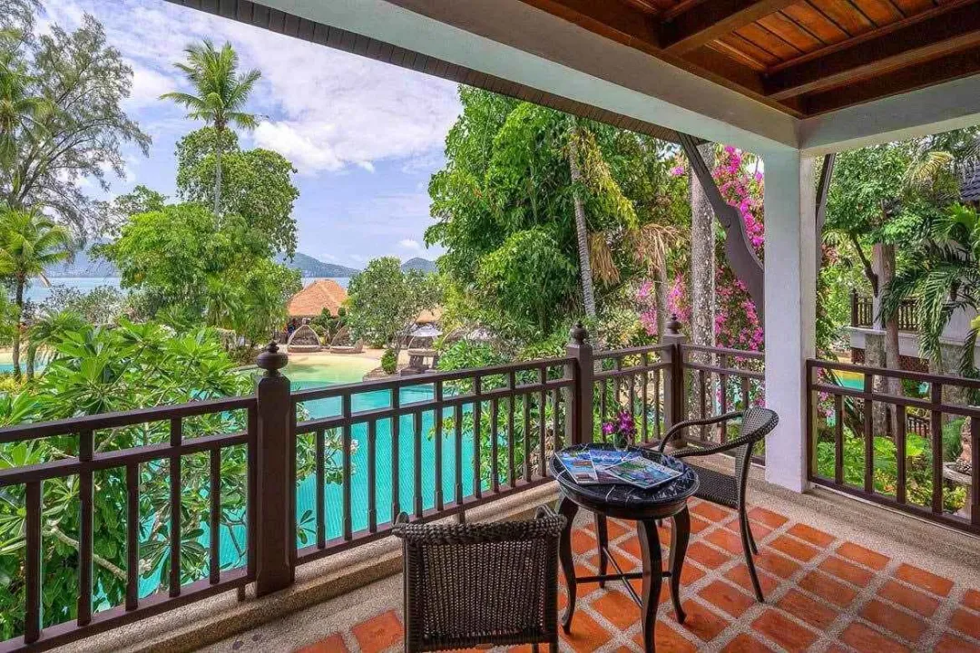 Lagoon Poolside with Bathtub - Balcony Lounge