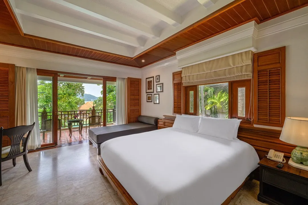 Lagoon Poolside with Bathtub - Bedroom