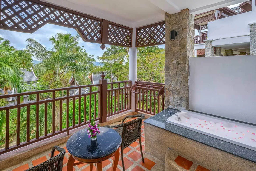 Hillside with Terrace Bathtub - Terrace view with Bathtub