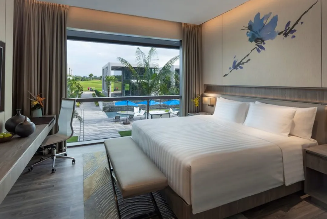 Deluxe Laguna Pool View - King Bed