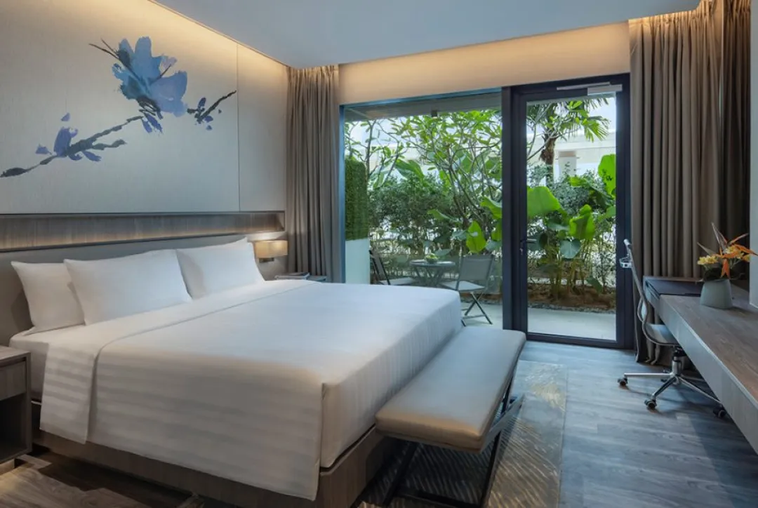 Deluxe Laguna Patio  - King Bed
