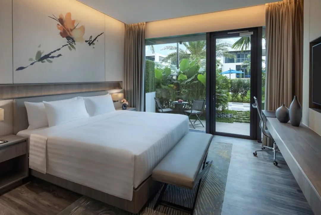 Deluxe Laguna Patio Pool - King Bed