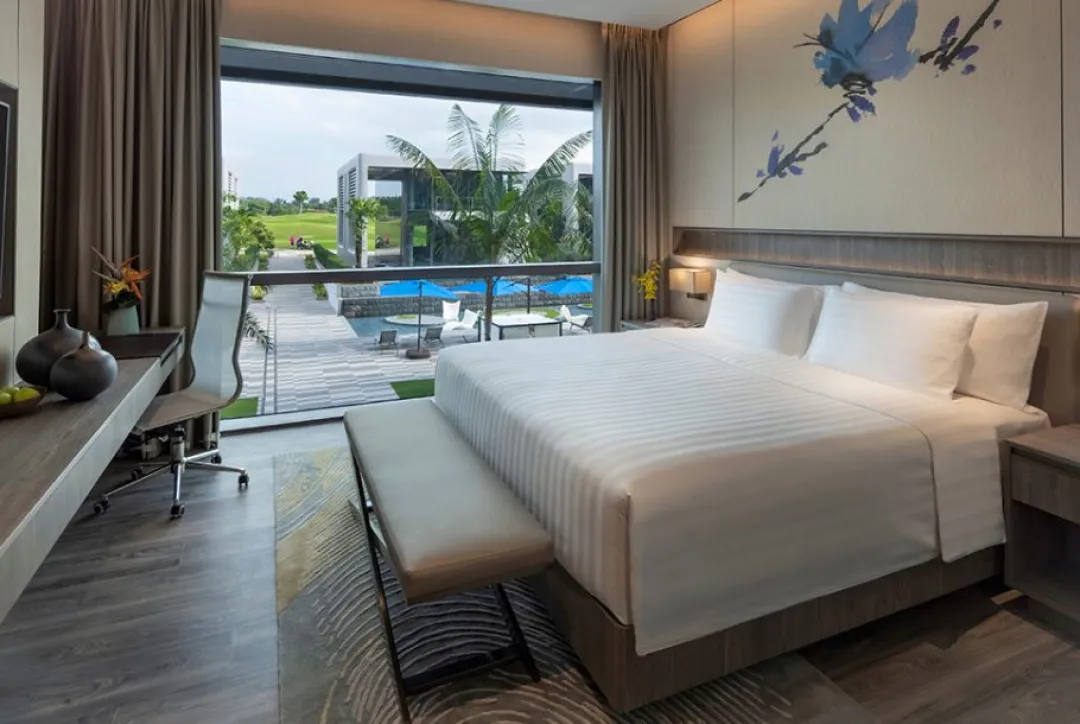 Dusit Executive Club Pool View - King Bed