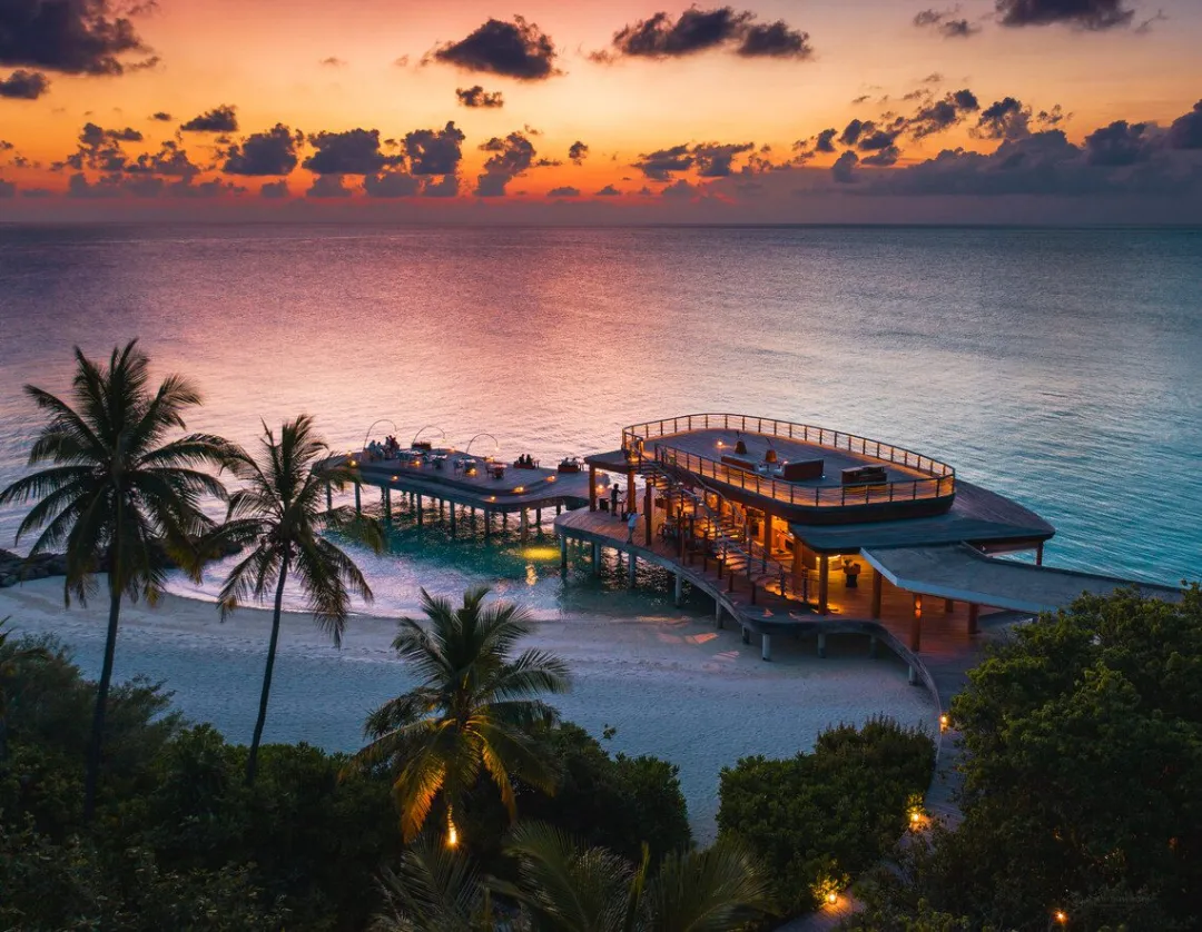 Sirru Fen Fushi Private Lagoon Resort - Resurant with Sunset View