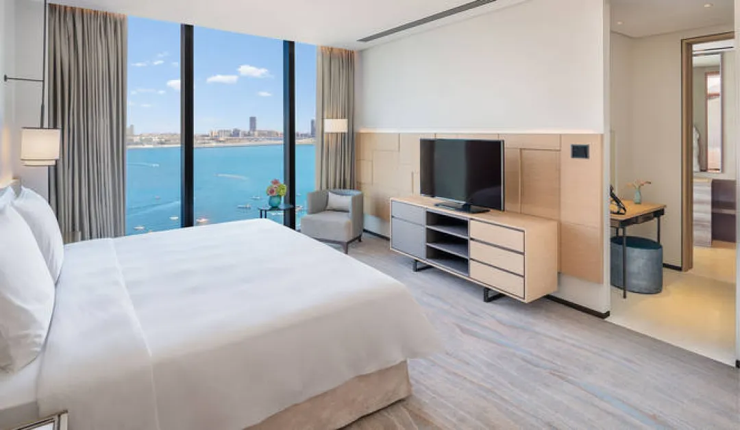 Executive Sea View Suite with Balcony - Bedroom