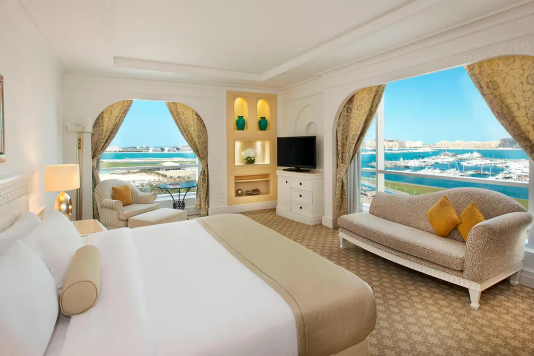 Club Oceanfront Room - Bedroom