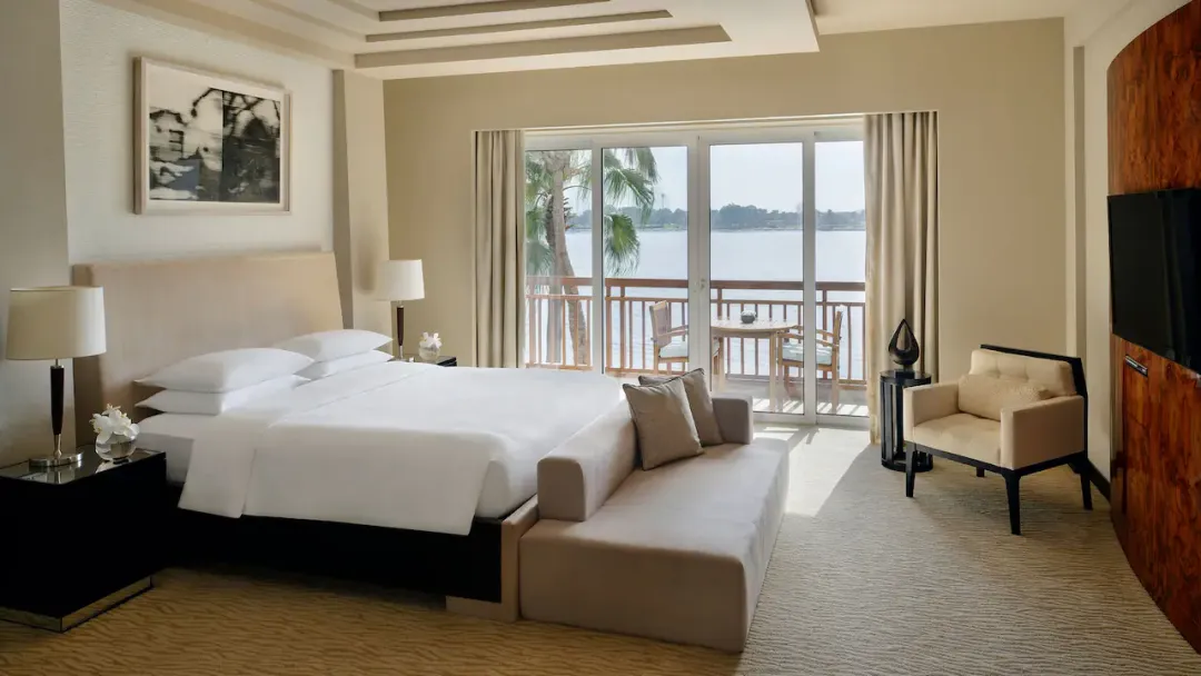 Park Executive Suite - Bedroom with Balcony View