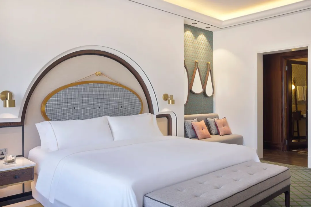 Deluxe Sea View - King Bed