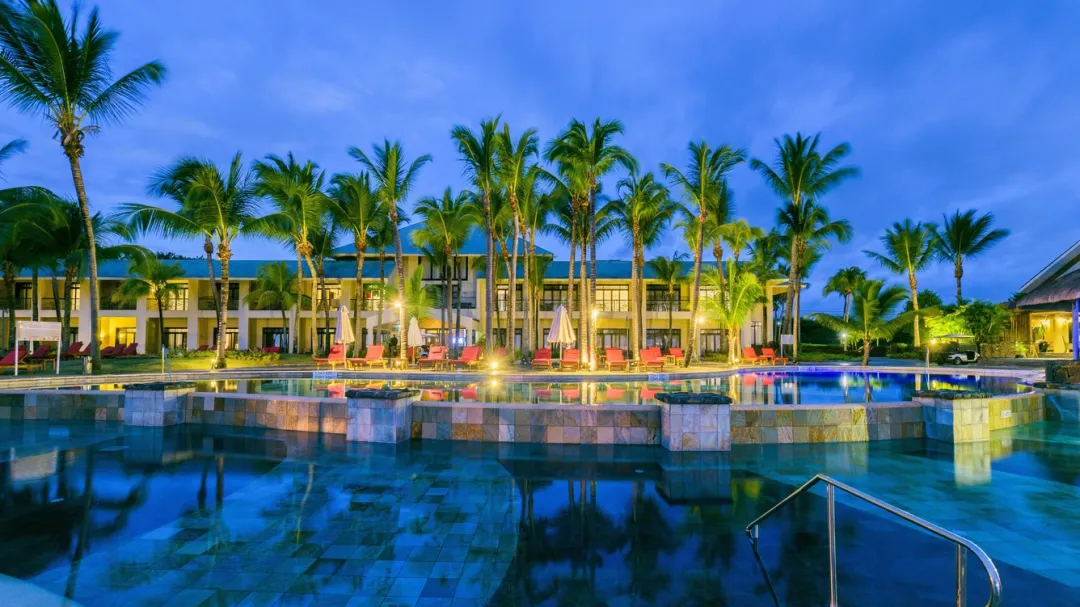 Le Meridien Il Maurice - Front View at Night