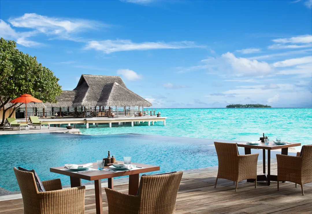 Poolside Bar & Restaurant