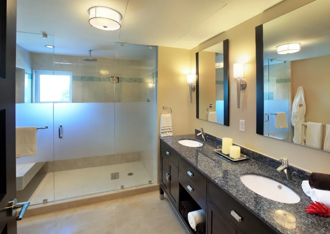 Luxury One Bedroom Oceanfront Suite - Bathroom