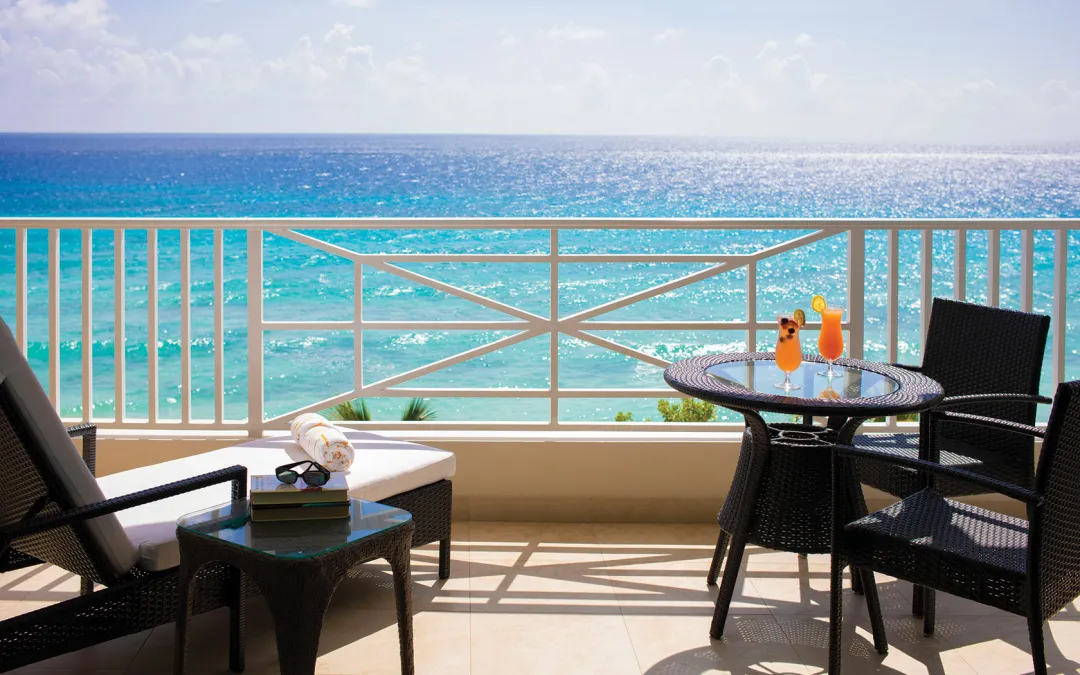 Luxury One Bedroom Oceanfront Suite - Balcony Lounge