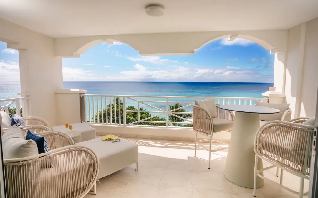 Luxury Concierge One Bedroom Oceanfront Suite - Balcony Lounge