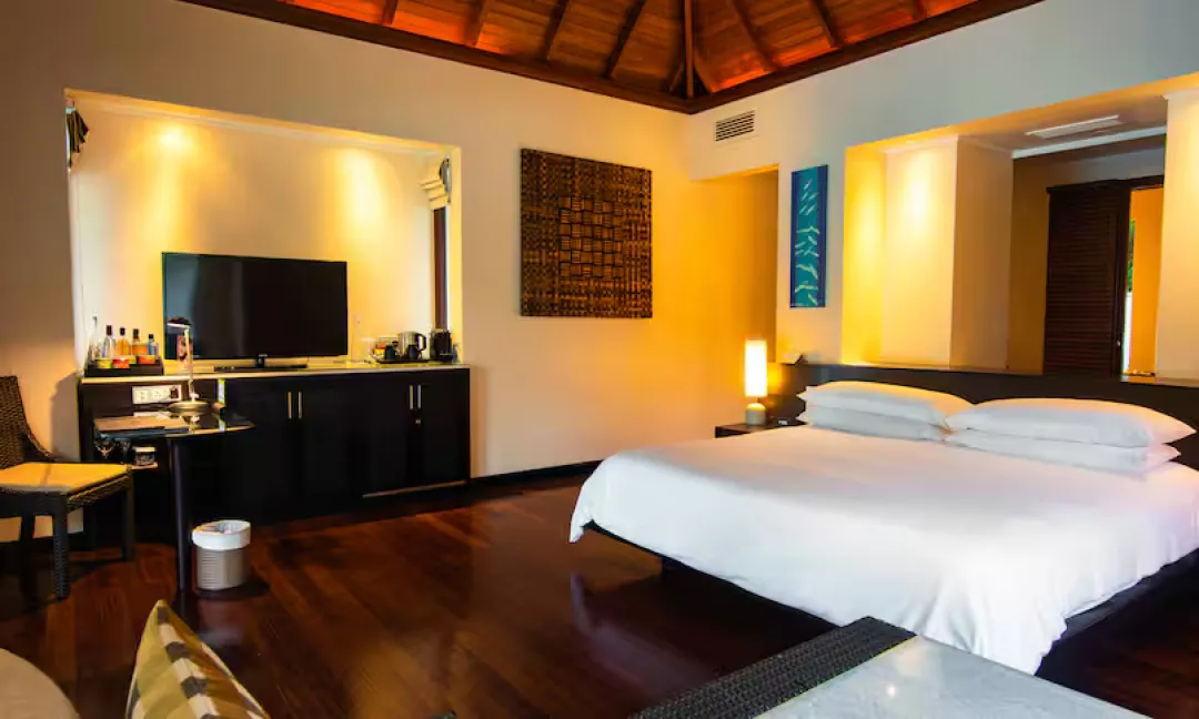 Hilton Labriz Resort & Spa - King Beachfront Villa with Plunge Pool - Bed Size